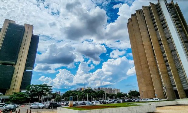 BC mantém Selic em 15% e indica juros altos por longo período