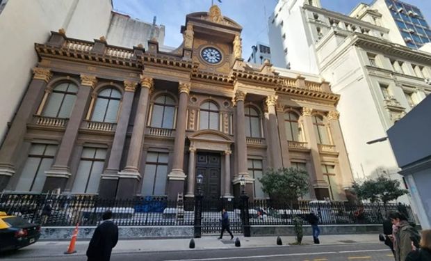 El Banco Central volvió a bajar la tasa de interés, que ahora está en el 50% nominal anual: mientras tanto, Caputo defiende el 2% de devaluación mensual