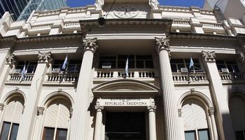 Pese a sangría de reservas, la brecha no trepa por menor oferta de pesos