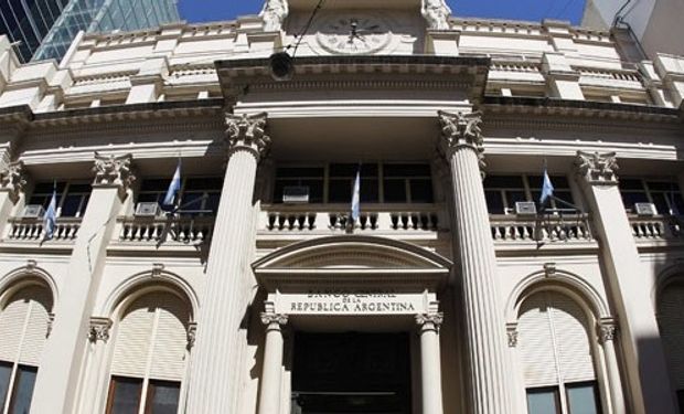 Pese a sangría de reservas, la brecha no trepa por menor oferta de pesos