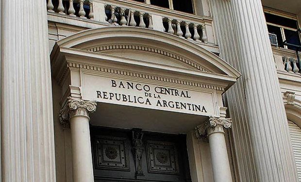 "Diversos indicadores sugieren que el proceso de desinflación avanza en línea con el sendero planteado por el BCRA", señalaron.