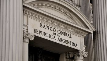 BCRA vende u$s 300 millones en dos días, pero apuntala reservas con préstamos