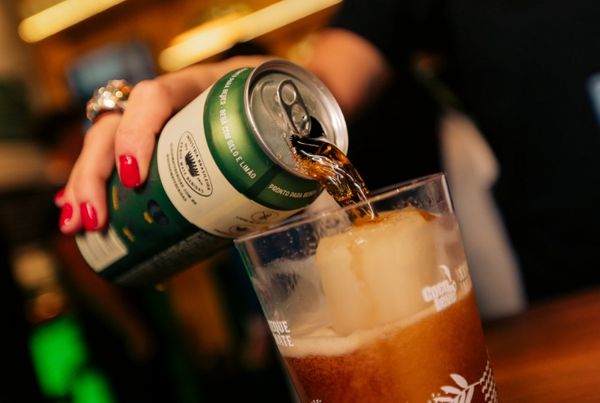 Bebida Xeque Mate sendo servida em copo com gelo, drink que faturou R$ 35 milhões em janeiro e ganhou espaço no Carnaval.