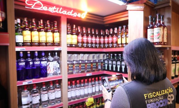 Casos de bebida adulterada: Rapper é internado em Brasília e mulheres são presas com 162 garrafas em SP