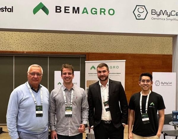 Plataforma de inteligência artificial da BemAgro aplicada à gestão agrícola em tablet sobre área de lavoura.