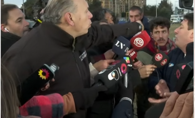 "Es un delito": Sergio Berni amenazó con secuestrar los camiones que protestan por la falta de gasoil y las tarifas