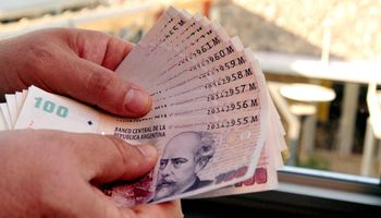 Ahora faltan los pesos: se modera la emisión y suben las tasas