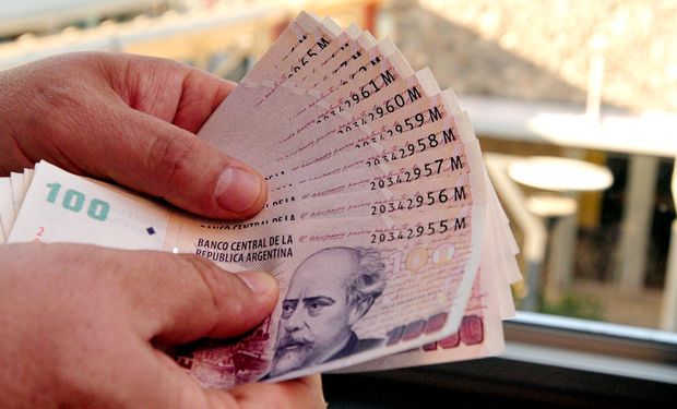 Ahora faltan los pesos: se modera la emisión y suben las tasas
