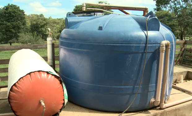 Ao substituir dois botijões por mês de GLP pelo biogás, cada propriedade economizaria R$ 2.880,00 por ano.