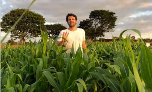 Diego Genório em testes com o fluídos aplicado em plantação de milho em Uberlândia-MG. (foto - divulgação)