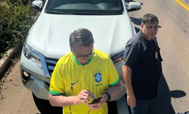 Protesto de agricultores fecha estrada e barra comitiva de Bolsonaro no Pará