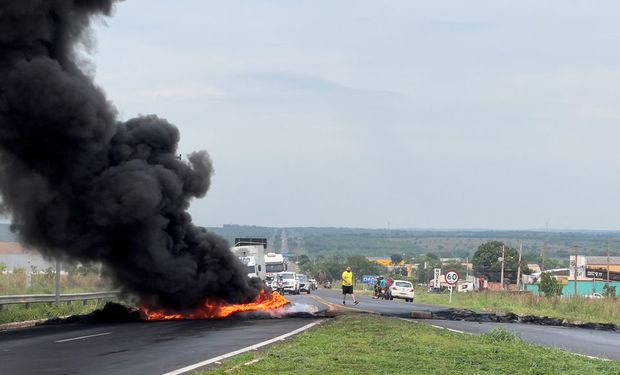 Camioneros de Brasil cortan rutas en apoyo a Bolsonaro y se teme por la logística de la cosecha