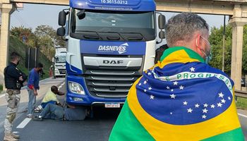 Bolsonaro busca destrabar una protesta de camioneros que afecta a varios estados