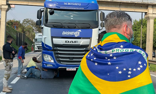 Bolsonaro busca destrabar una protesta de camioneros que afecta a varios estados