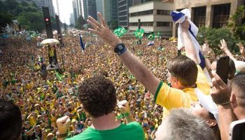 Bolsonaro lota Avenida Paulista, nega plano de golpe, mas admite minuta