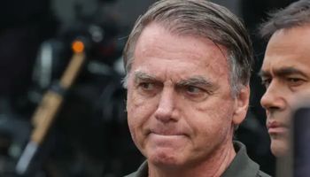 Bolsonaro sofre queda na PF e é avaliado por médicos