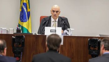 Bolsonaro convida Alexandre de Moraes para ser seu vice em 2026, mas de "brincadeira"