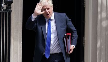Boris Johnson: por qué renunció y qué se sabe del escándalo sexual