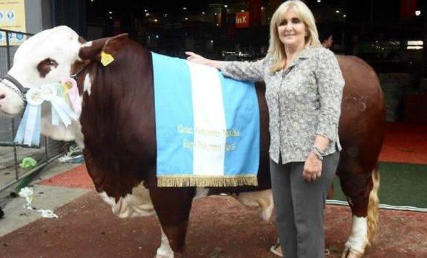 El toro campeón Braford, “Maguí”, posando luego de la victoria junto a su propietaria, Roxana Gardini, titular de la Cabaña La Mansión, de Empedrado.