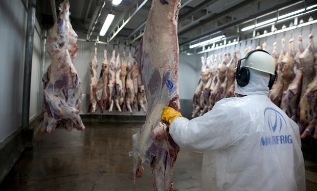 Tensión política: China bloqueó cargamentos de carne brasilera por los casos de vaca loca