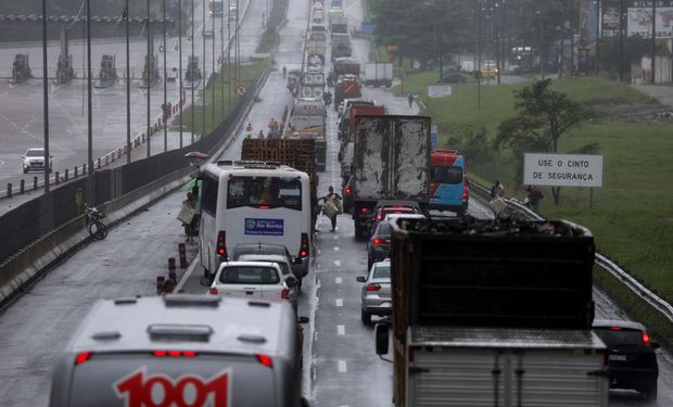 Caos logístico en Brasil: camioneros bloquean rutas claves para el agro y se espera que hable Bolsonaro