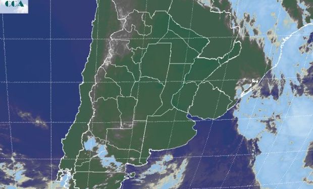 La imagen satelital presenta el despliegue de cielos despejados que sólo se ven interrumpidos en el norte de la Patagonia por perturbaciones menores.