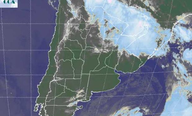 La foto satelital muestra el vasto despliegue de cielos despejados en gran parte de la región pampeana.