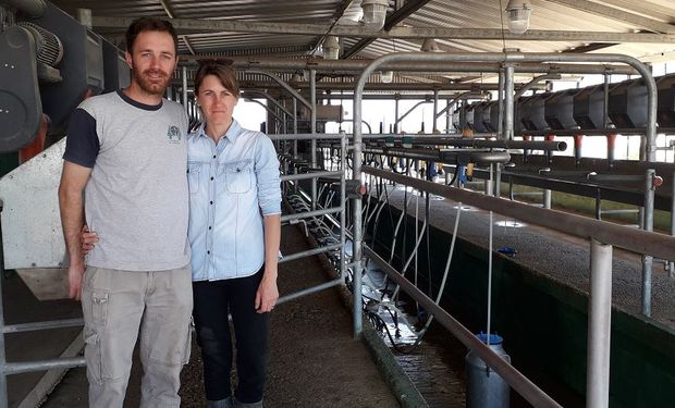 Lucila y Julián transformaron la producción del campo familiar y hace un año y medio viven la aventura cotidianda del tambo.