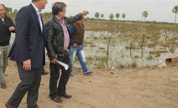 Buryaile visitó productores afectados.