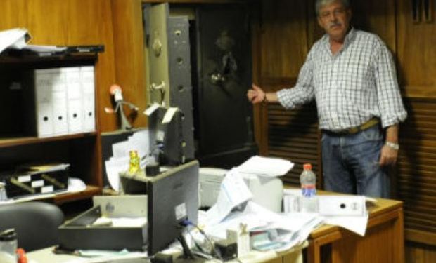 El titular de Federación Agraria, Eduardo Buzzi, señaló la caja fuerte de donde se llevaron dinero y documentos (Foto: V. Benedetto)