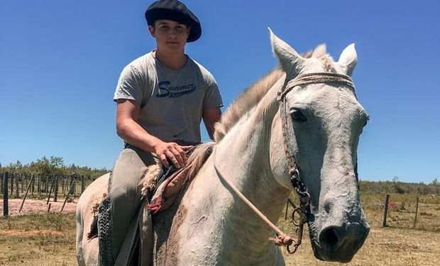 Su caballo se estaba electrocutando, quiso salvarlo y murió