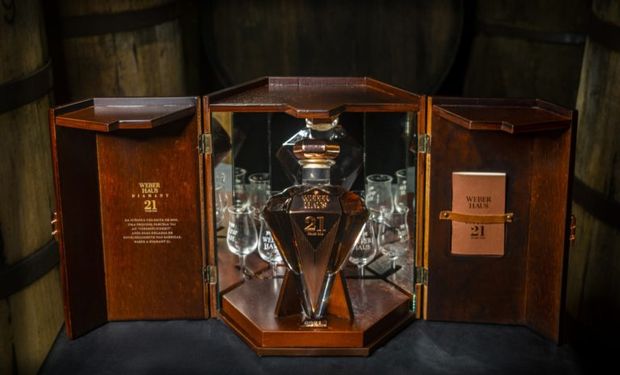 A garrafa número 1 da Weber Haus Diamant 21 years foi arrematada em um leilão em 18 de novembro por R$ 66.948. (foto - Destilaria H. Weber)