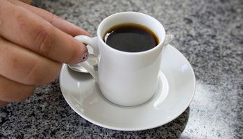 Café melhora ou piora a ressaca? Médico explica quando ajuda e quando faz mal