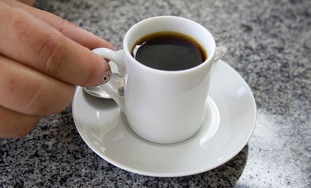Café melhora ou piora a ressaca? Médico explica quando ajuda e quando faz mal