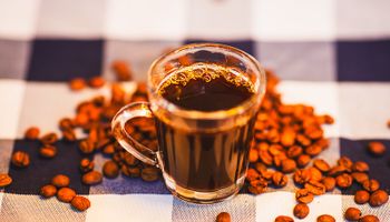 Quais elementos tornam o café torrado impróprio para consumo?