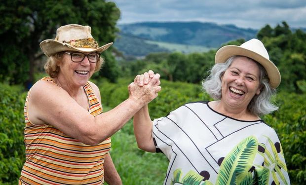 As cafeicultoras Margarida Camarini Santos (à esquerda) e Leila do Carmo Lenes. (foto - divulgação Secretaria Agricultura Minas Gerais)
