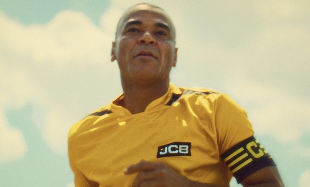 Cafu, capitão da equipe campeã do mundo em 2002, estrela campanha da JCB