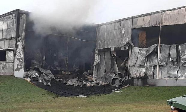 "No se salvó nada": el fuego consumió a una planta de chacinados emblema de Tandil