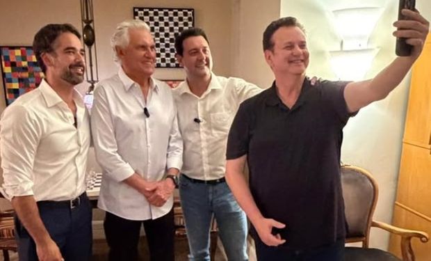 O governador de Goiás, Ronaldo Caiado, durante anúncio de filiação ao PSD, partido presidido por Gilberto Kassab, ao lado de Eduardo Leite e Ratinho Júnior