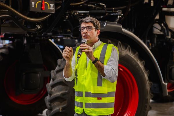 Caio Giaretta, diretor de Inovação e P&D da Baldan, durante apresentação de máquinas na Agrishow 2026