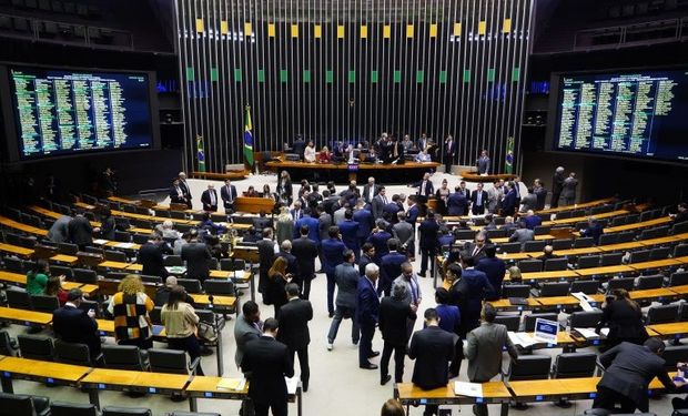 Votação será retomada nesta quarta-feira (24), no período da tarde, para que os deputados analisem destaques que podem alterar pontos do texto. (fotos - Agência Câmara)