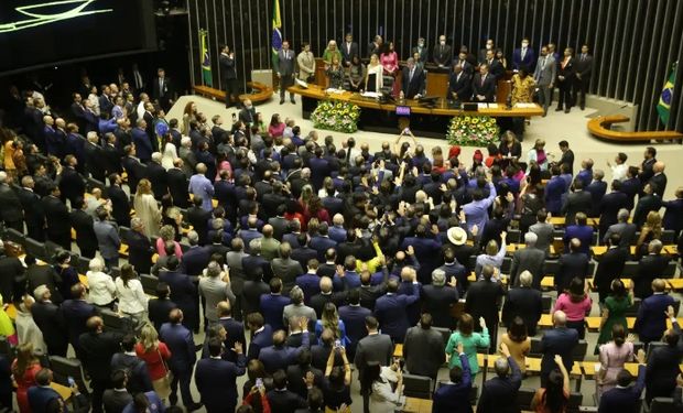 É mole ou quer mais? Câmara planeja aumentar número de deputados