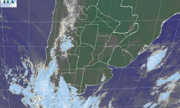 La foto satelital, permite observar trazos de nubes bajas en zonas de BA, la Mesopotamia, SF, CB y Santiago del Estero.