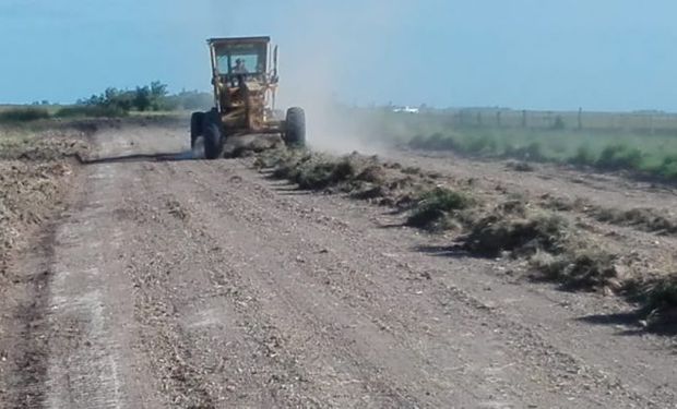 Buenos Aires puso en marcha un plan para la mejora de caminos rurales y anunció obras en dos localidades