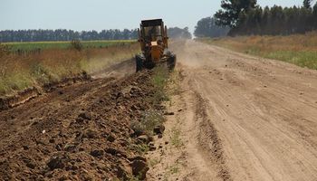 Santa Fe: Basterra entregó 75 millones de pesos para la mejora de caminos rurales y productores de legumbres
