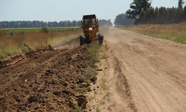 Santa Fe: Basterra entregó 75 millones de pesos para la mejora de caminos rurales y productores de legumbres