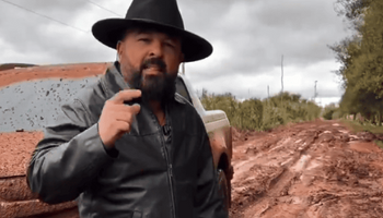 Un productor paraguayo quedó atrapado en un camino barro y preguntó: "¿Dónde van los millones del impuesto a la soja?"