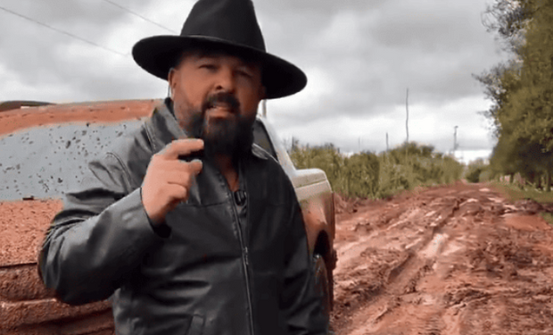 Un productor paraguayo quedó atrapado en un camino barro y preguntó: "¿Dónde van los millones del impuesto a la soja?"
