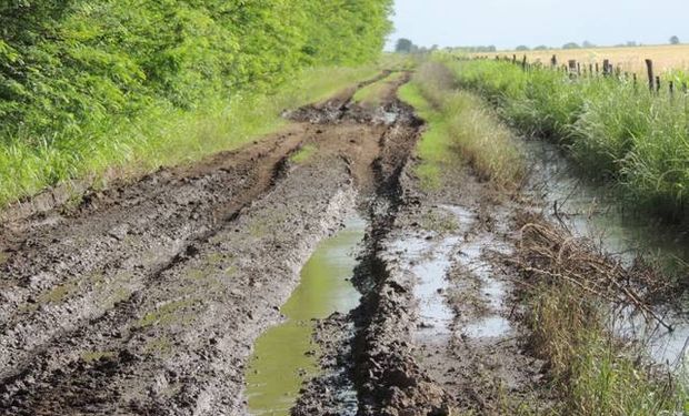 Inundaciones afectan a la provincia de Córdoba y ponen en riesgo el transporte de la cosecha por los caminos repletos de agua.