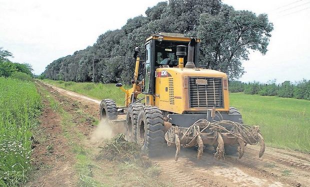 Las máquinas contratadas por la Asociación de Productores van y vienen cambiando la geografía vial. Foto: Gentileza ARPA